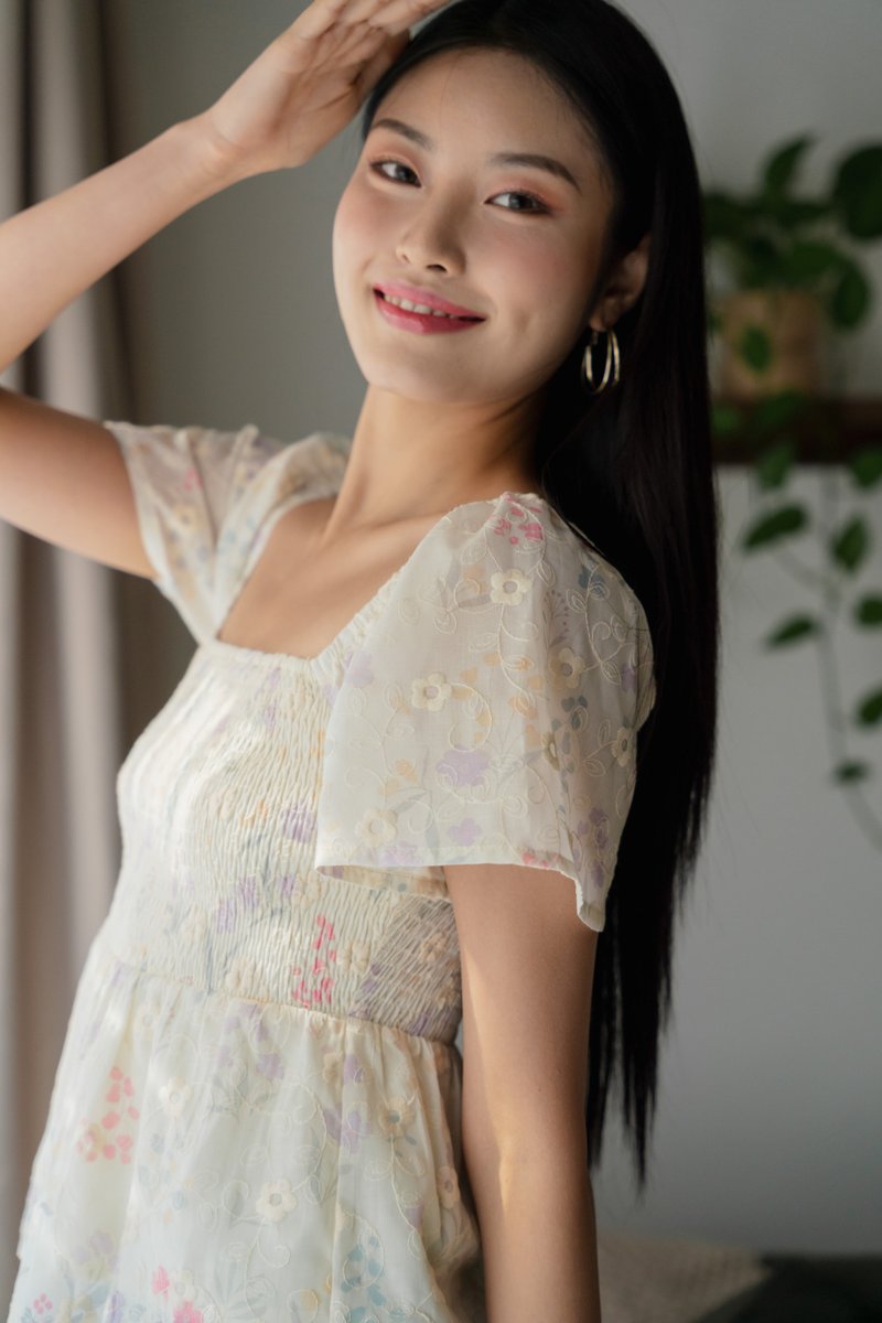 Emylou Smocked Fleur Top In Cream
