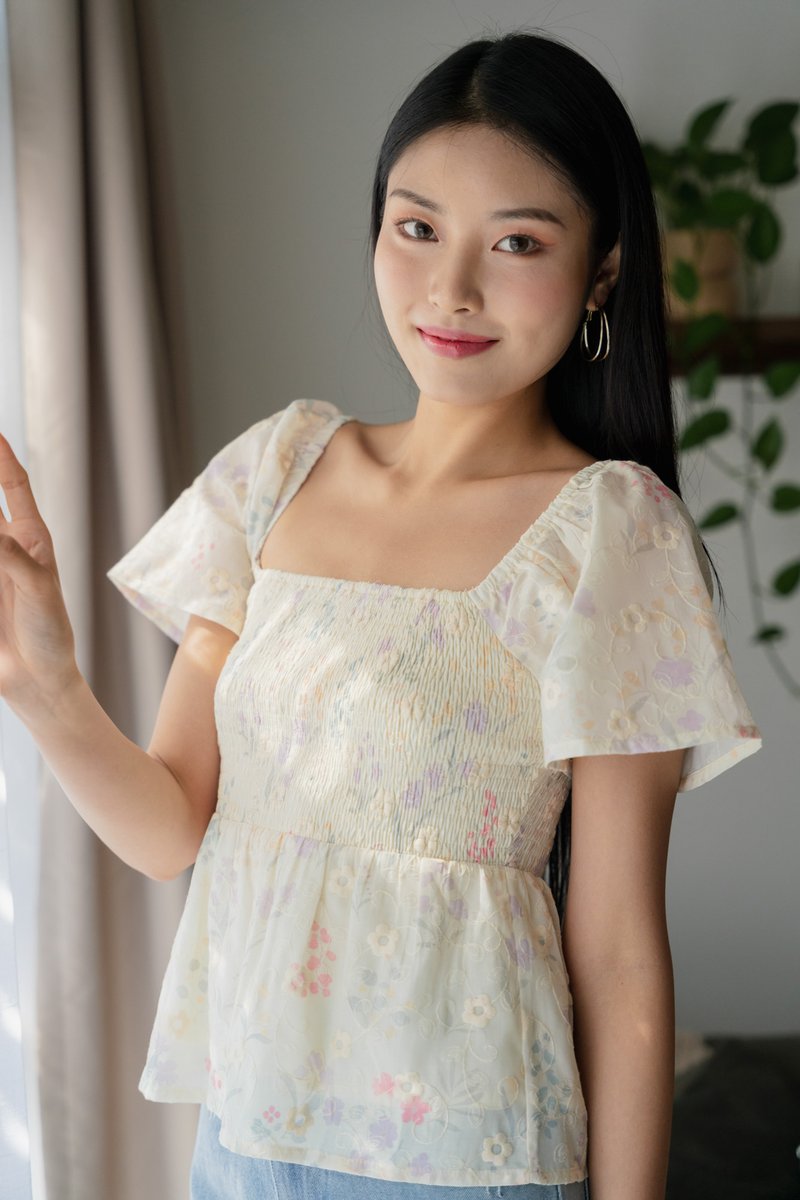 Emylou Smocked Fleur Top In Cream