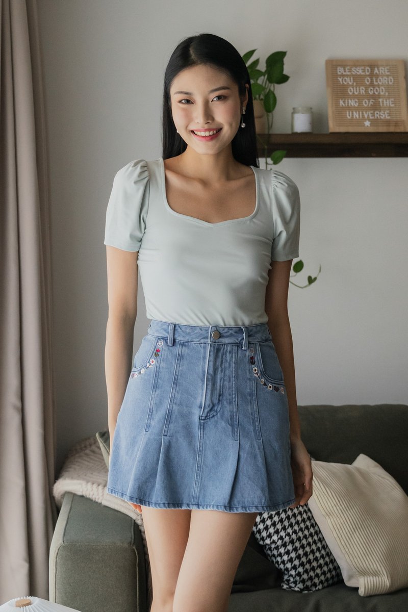 Judy Sweetheart Basic Top In Sage