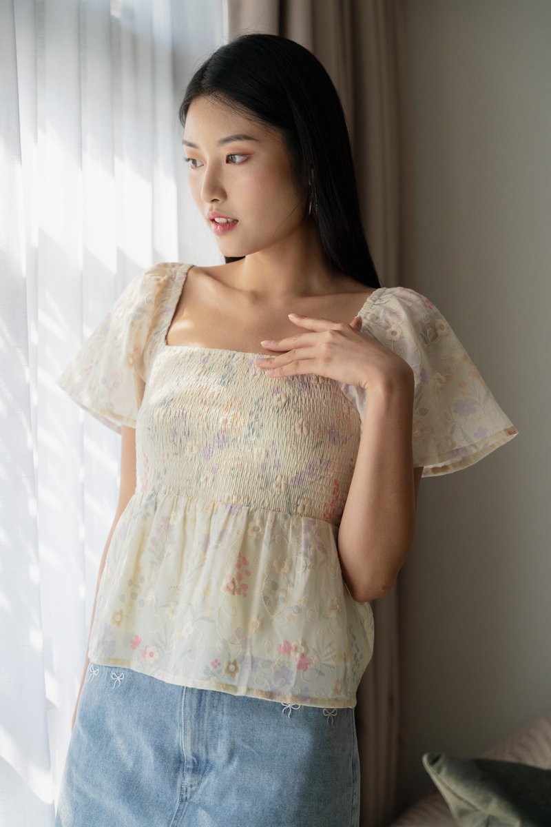 Emylou Smocked Fleur Top In Cream