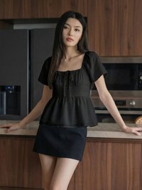 Peachy Textured Ribbon Pleated Top In Black