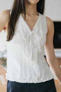 Vespa Ruffles Ribbon Top In White