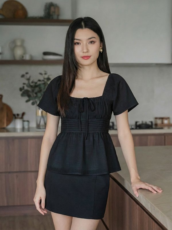 Peachy Textured Ribbon Pleated Top In Black