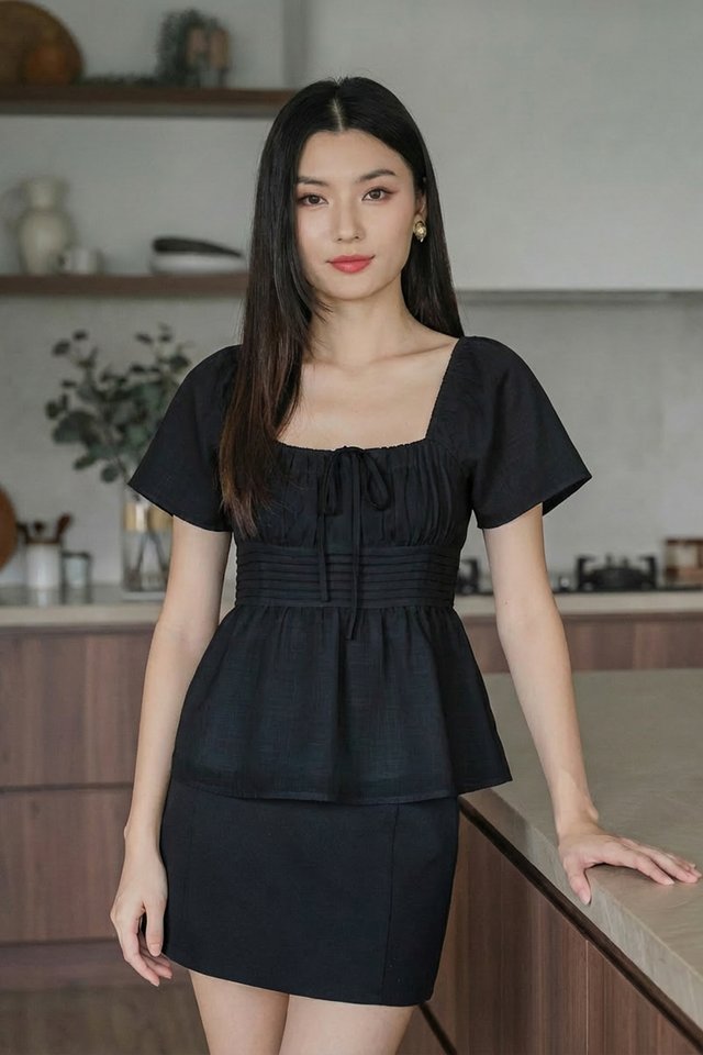 Peachy Textured Ribbon Pleated Top In Black