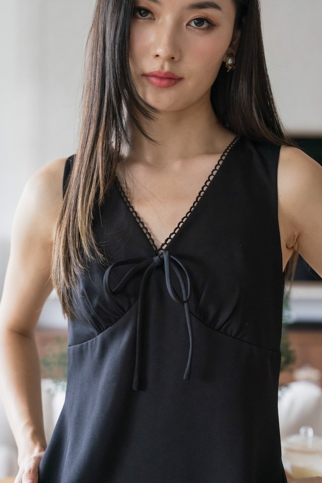 Vespa Ruffles Ribbon Dress In Black