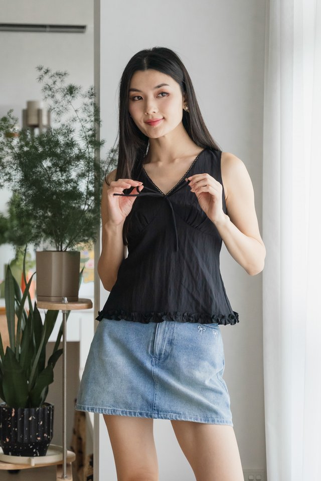 Vespa Ruffles Ribbon Top In Black