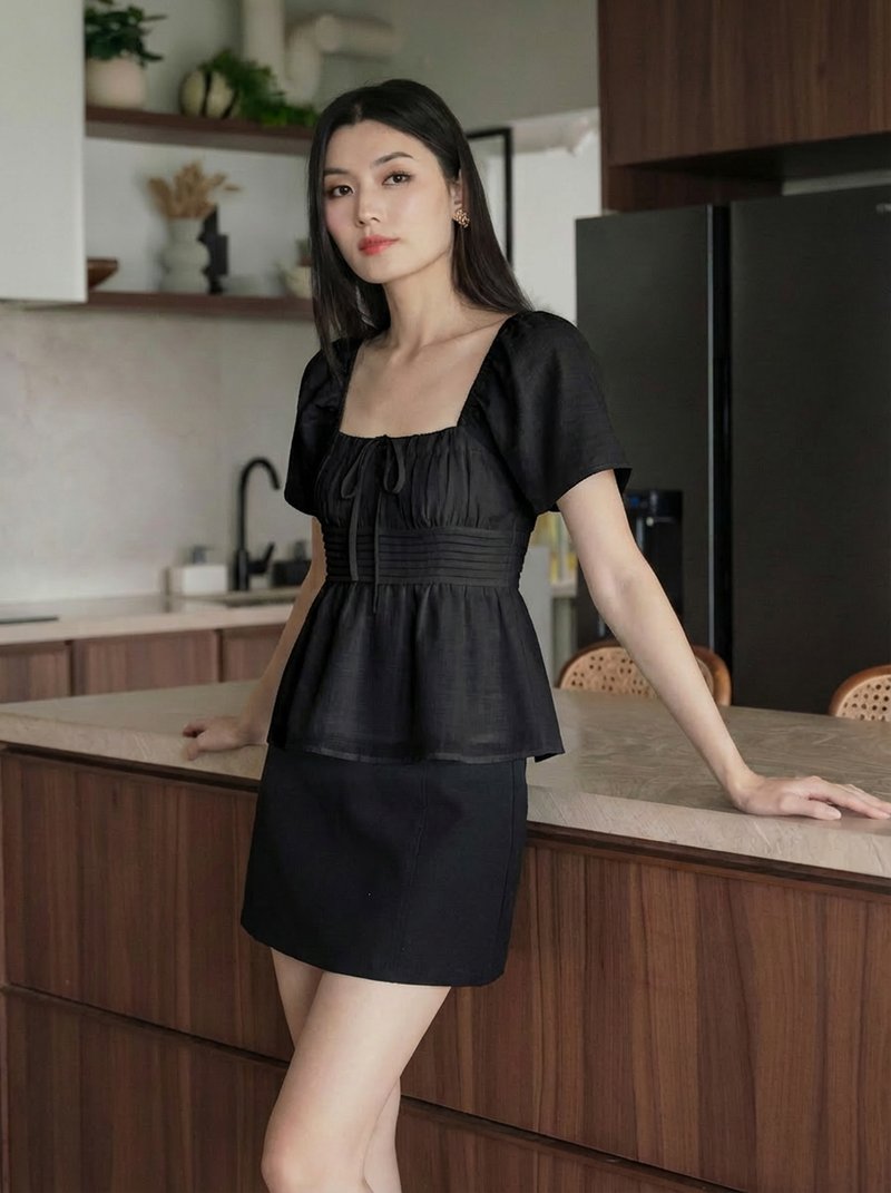 Peachy Textured Ribbon Pleated Top In Black