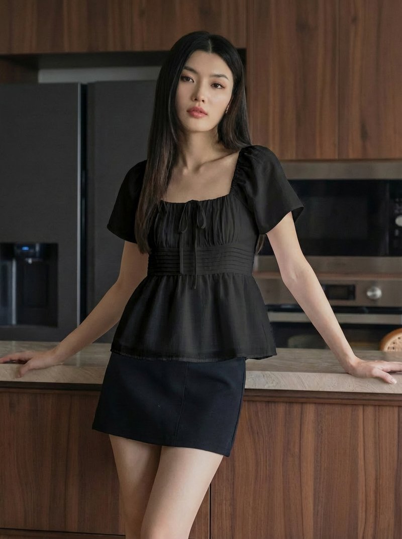 Peachy Textured Ribbon Pleated Top In Black