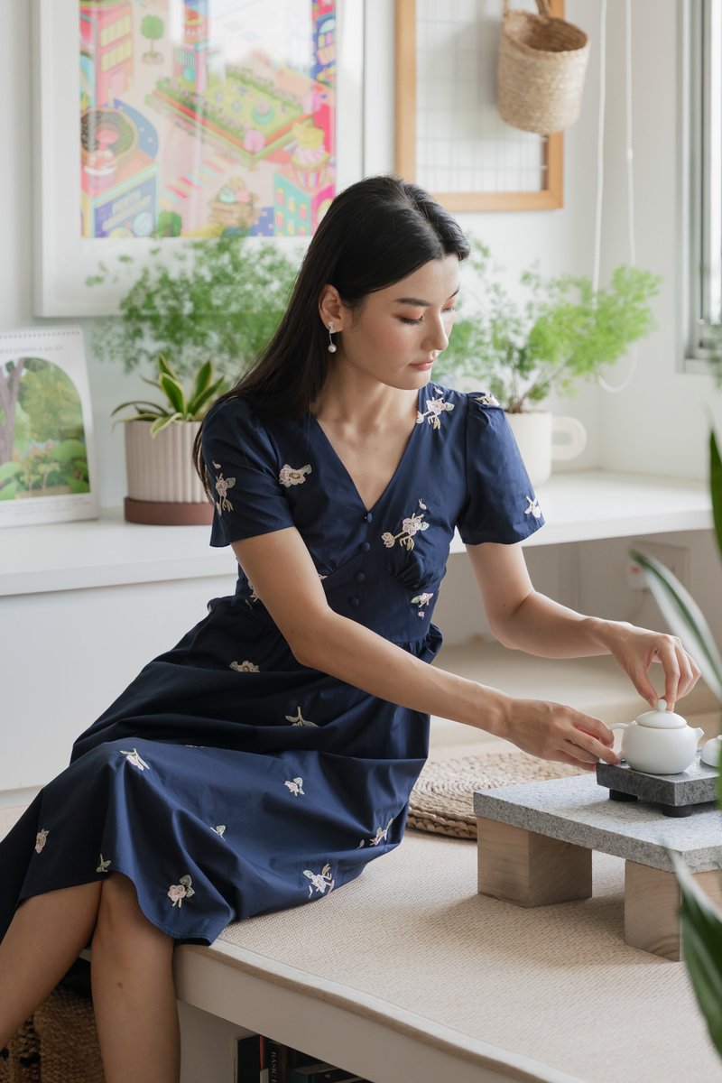 Fortuna Fleur Embroidery Midi Dress In Navy