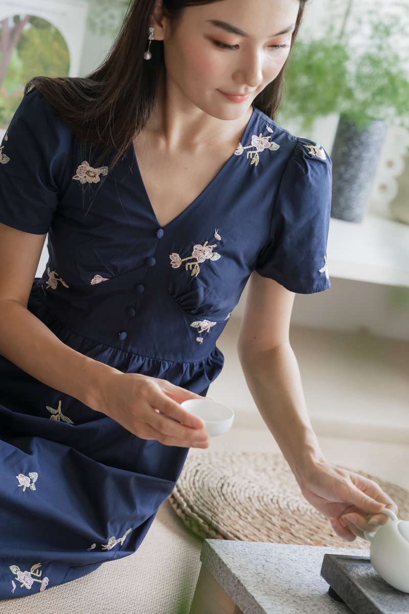 Fortuna Fleur Embroidery Midi Dress In Navy