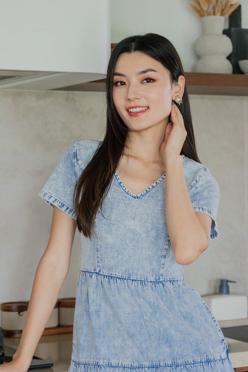 Glace Denim Tiered Ruffles Dress In Acid Wash