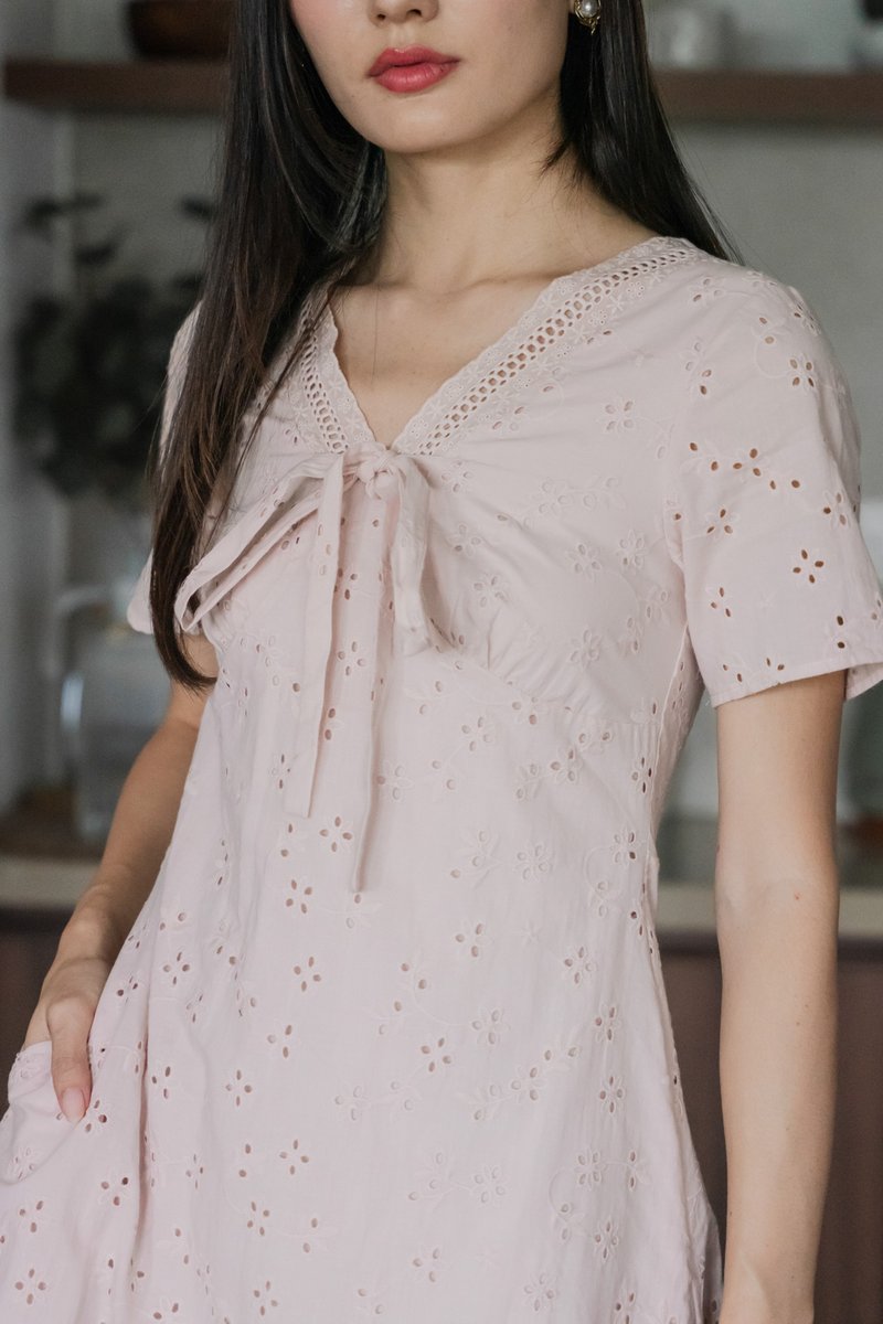 Memoir Eyelet Ribbon Dress In Dusty Pink