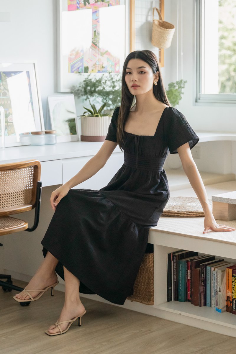Peachy Textured Ribbon Midi Dress In Black