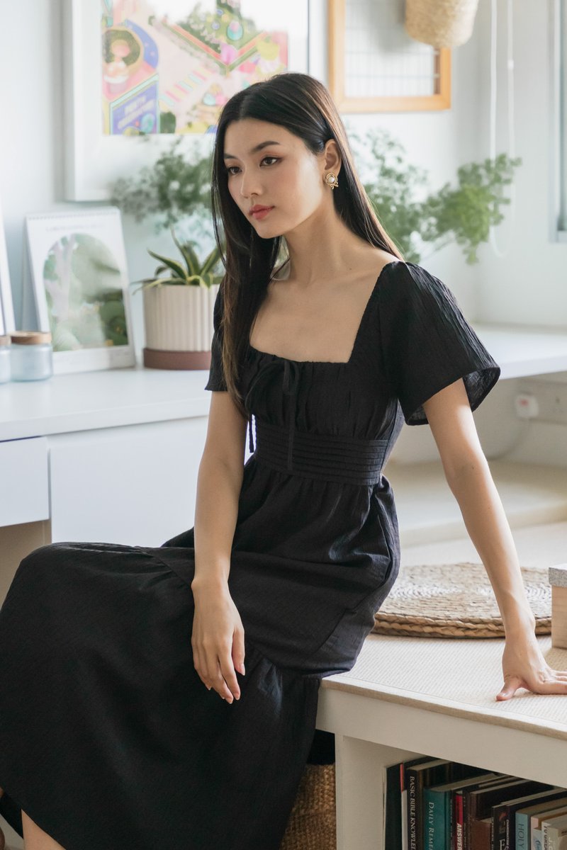 Peachy Textured Ribbon Midi Dress In Black