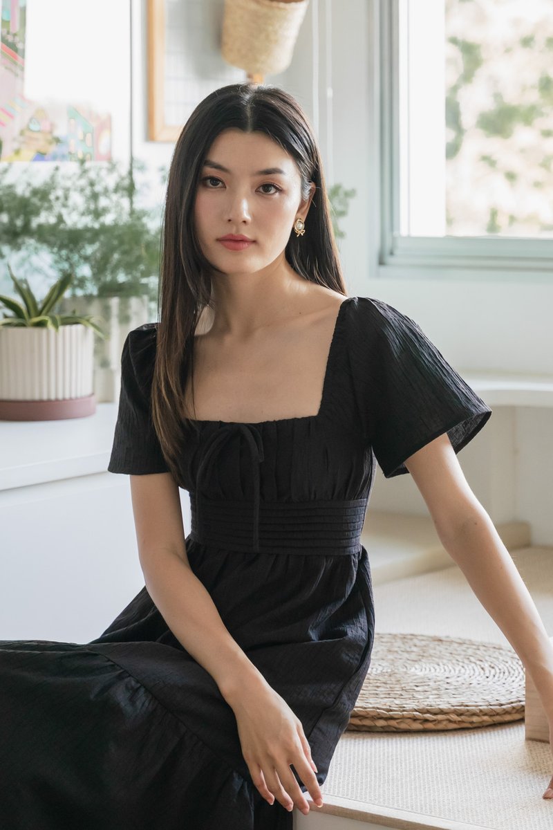 Peachy Textured Ribbon Midi Dress In Black