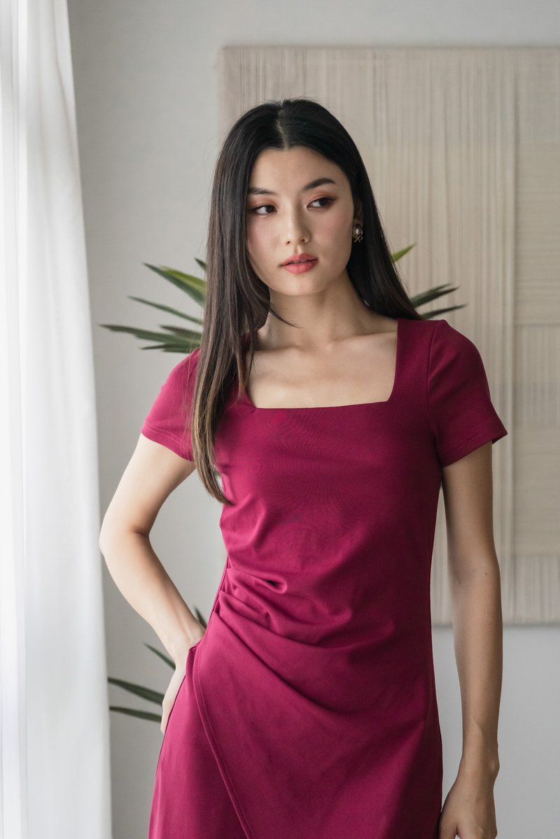 Oaklyn Side Ruched Overlap Midi Dress In Wine
