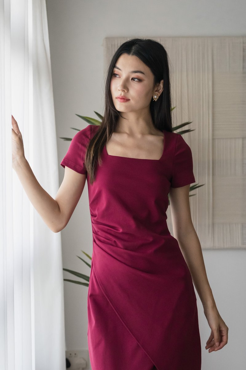 Oaklyn Side Ruched Overlap Midi Dress In Wine