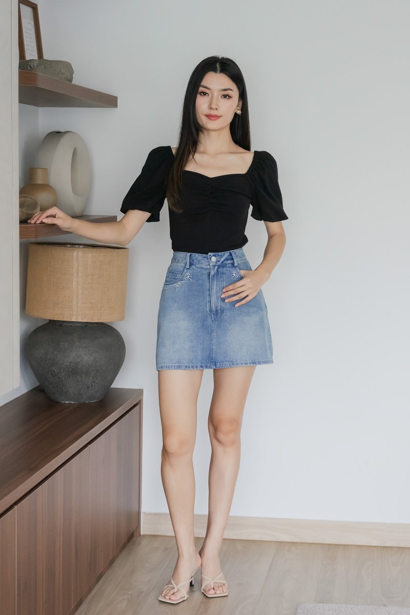 Quintin Ribbed Sweetheart Top In Black