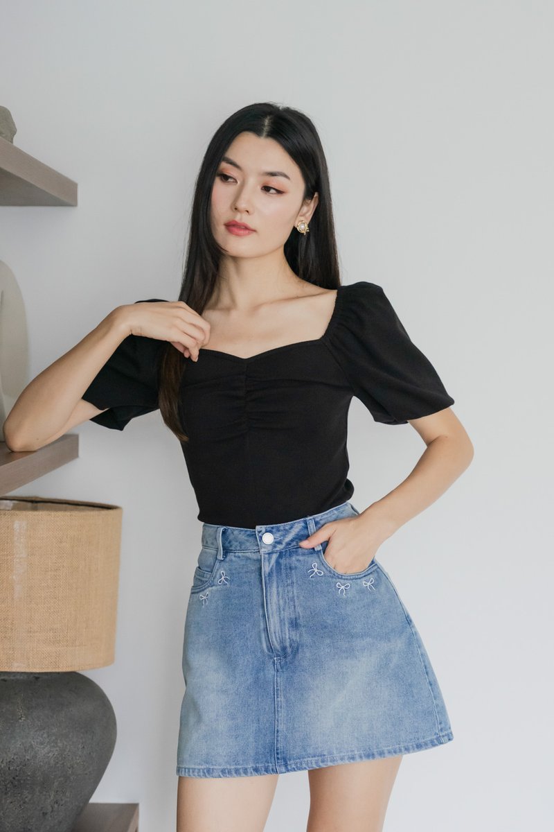 Quintin Ribbed Sweetheart Top In Black