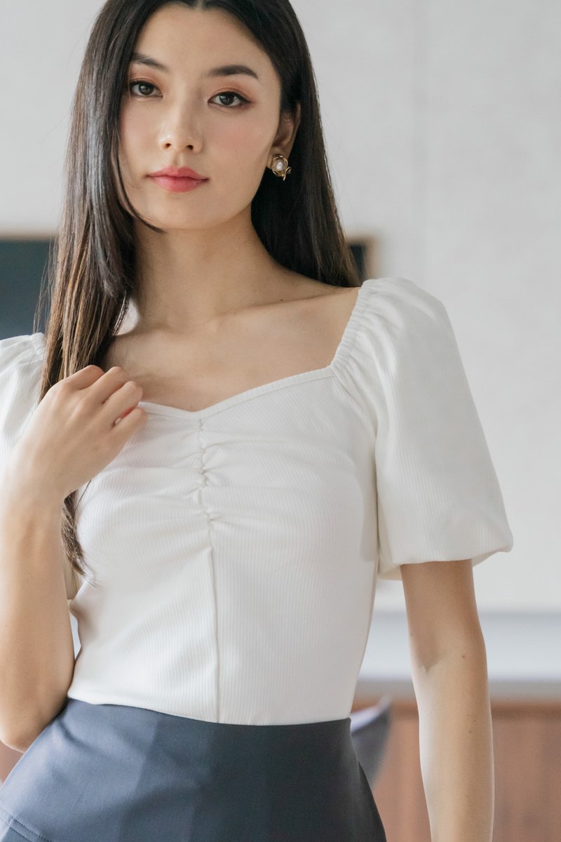 Quintin Ribbed Sweetheart Top In White