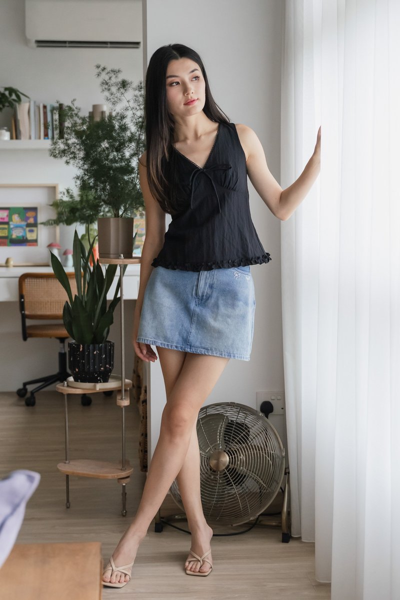 Vespa Ruffles Ribbon Top In Black