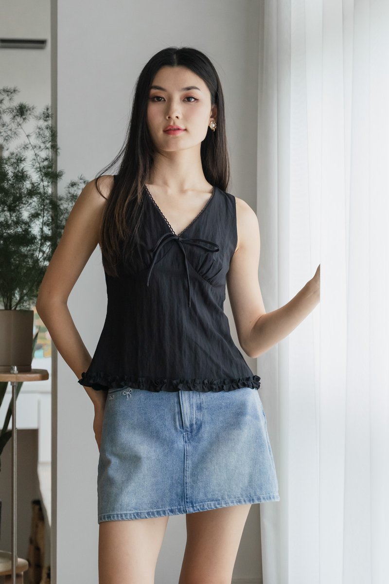 Vespa Ruffles Ribbon Top In Black