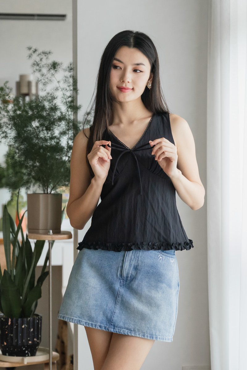 Vespa Ruffles Ribbon Top In Black