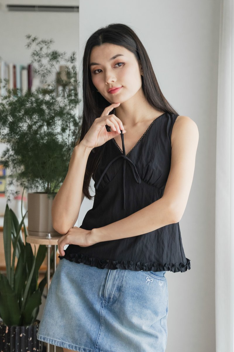 Vespa Ruffles Ribbon Top In Black