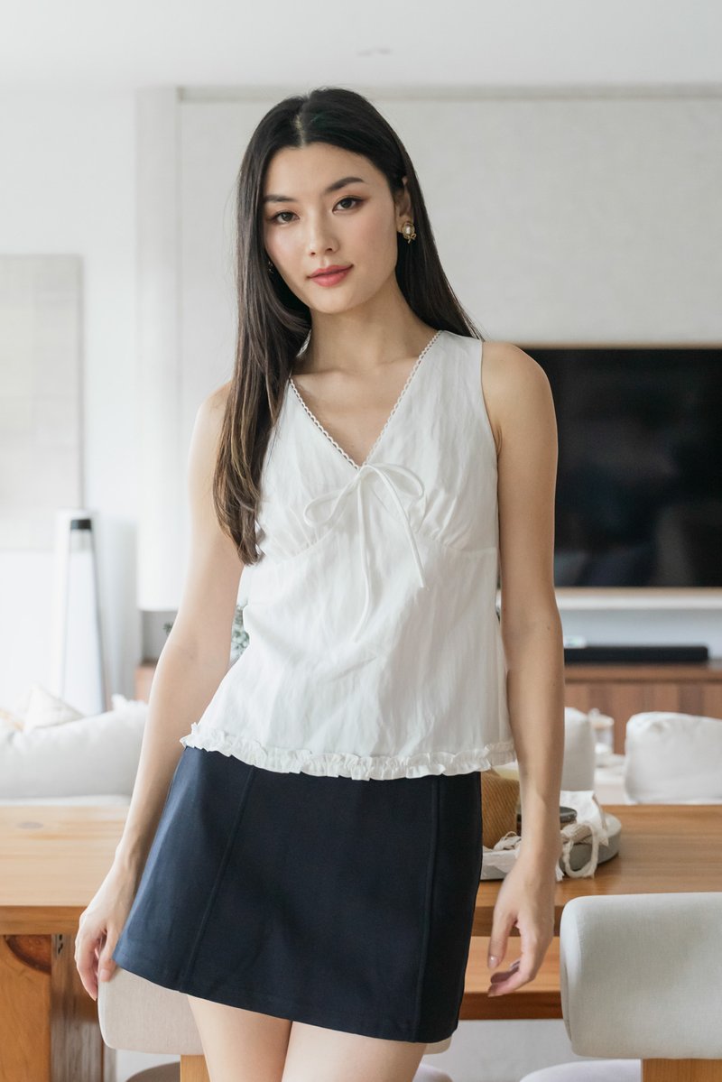 Vespa Ruffles Ribbon Top In White