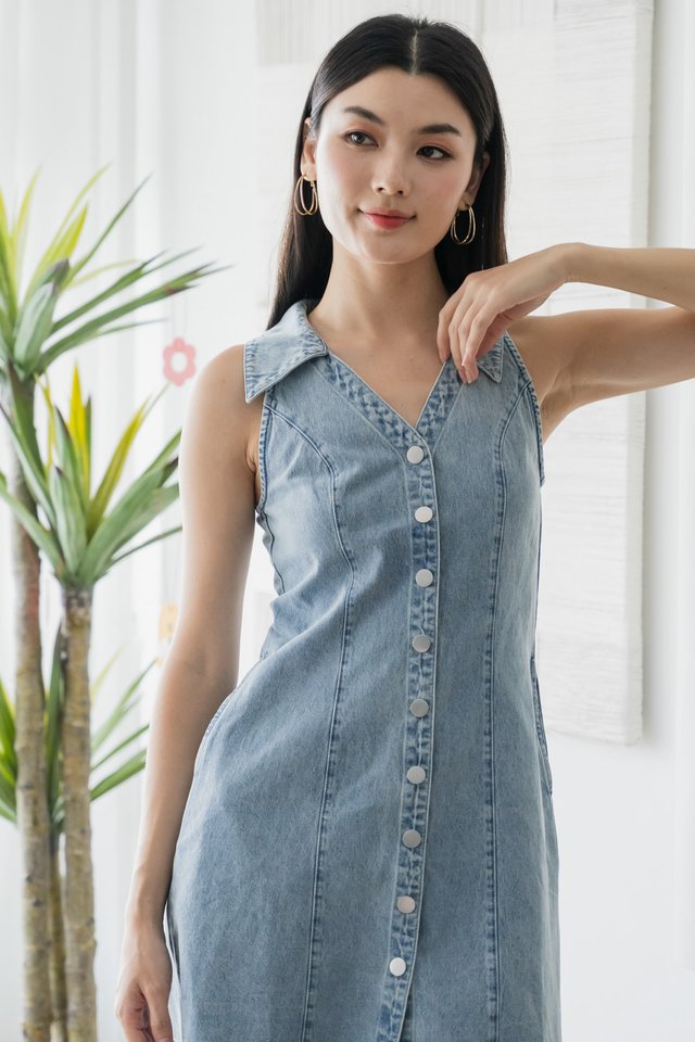 Fanning Halter Denim Dress In Light Wash