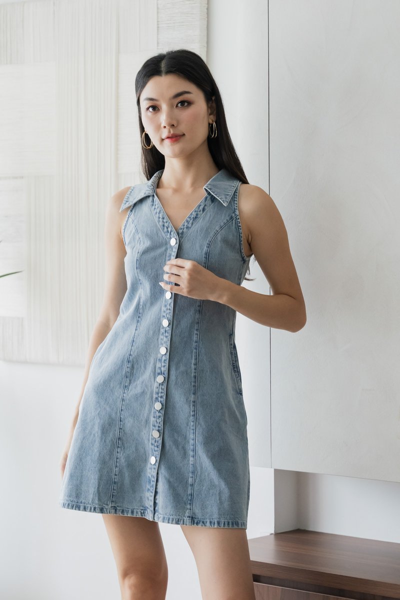 Fanning Halter Denim Dress In Light Wash