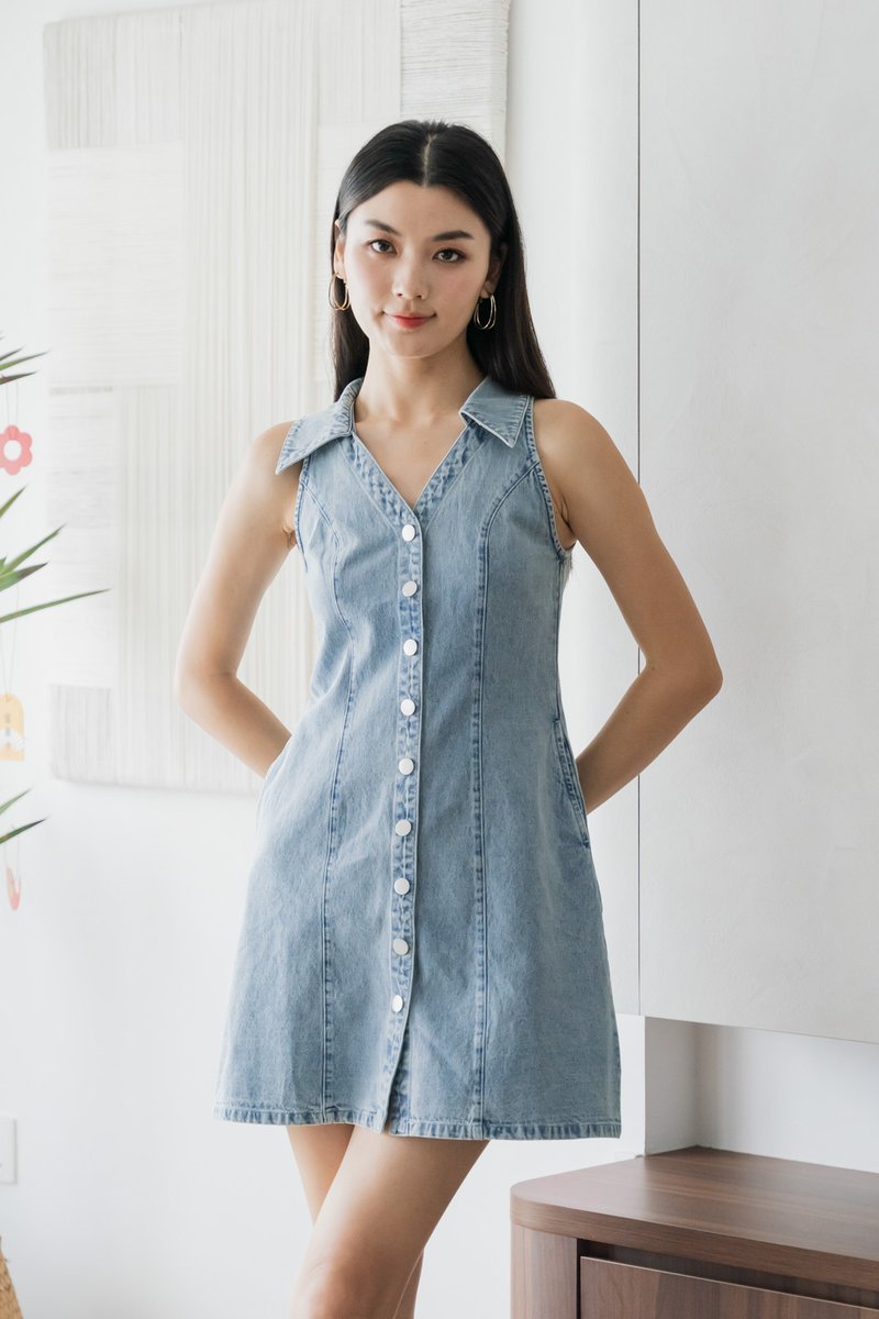 Fanning Halter Denim Dress In Light Wash