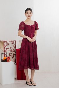 Refine Textured Sweetheart Midi Dress In Wine