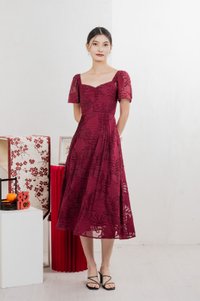 Refine Textured Sweetheart Midi Dress In Wine