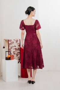Refine Textured Sweetheart Midi Dress In Wine