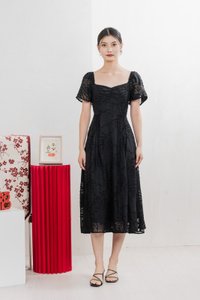 Refine Textured Sweetheart Midi Dress In Black