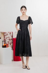 Refine Textured Sweetheart Midi Dress In Black