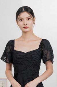 Refine Textured Sweetheart Midi Dress In Black