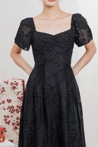 Refine Textured Sweetheart Midi Dress In Black