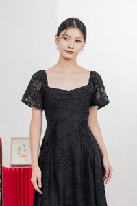 Refine Textured Sweetheart Midi Dress In Black