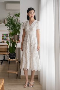 Mathiola Fleur Embroidery Midi Dress In White