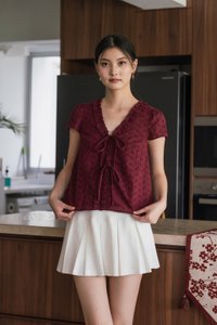 Austina Eyelet Ruffles Ribbon Top In Wine