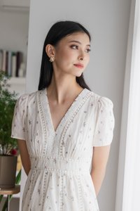Mathiola Fleur Embroidery Midi Dress In White