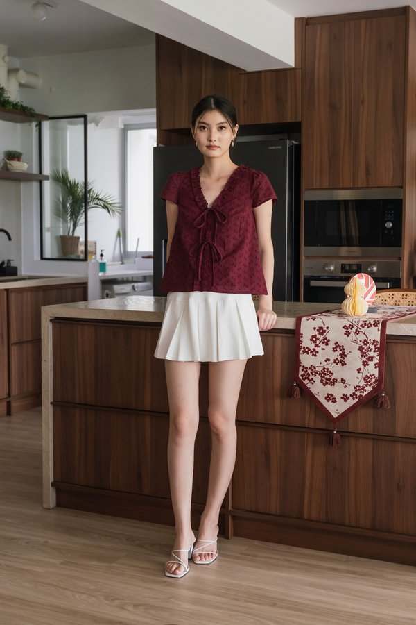 Austina Eyelet Ruffles Ribbon Top In Wine