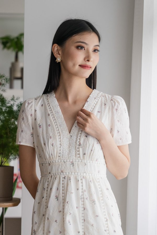 Mathiola Fleur Embroidery Midi Dress In White