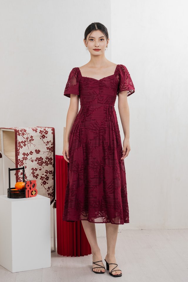 Refine Textured Sweetheart Midi Dress In Wine