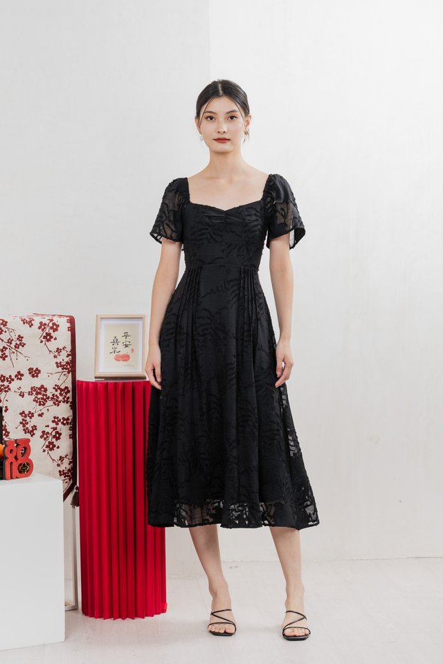 Refine Textured Sweetheart Midi Dress In Black