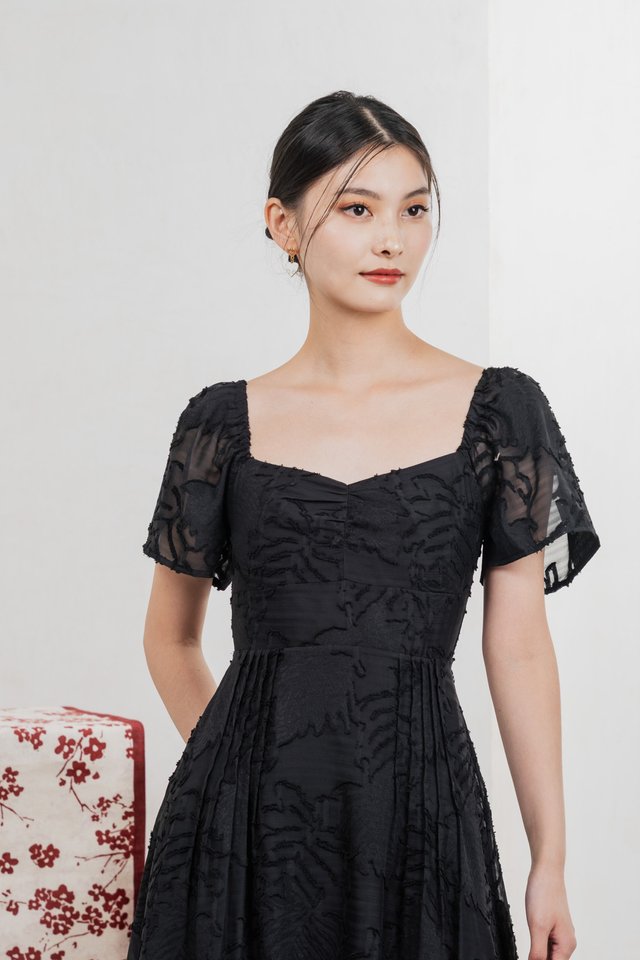 Refine Textured Sweetheart Midi Dress In Black