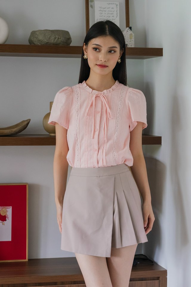 Vanda Swiss Dot Ribbon Top In Soft Pink