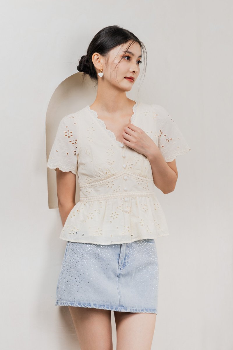 Trinidad Eyelet Buttons Top In Cream